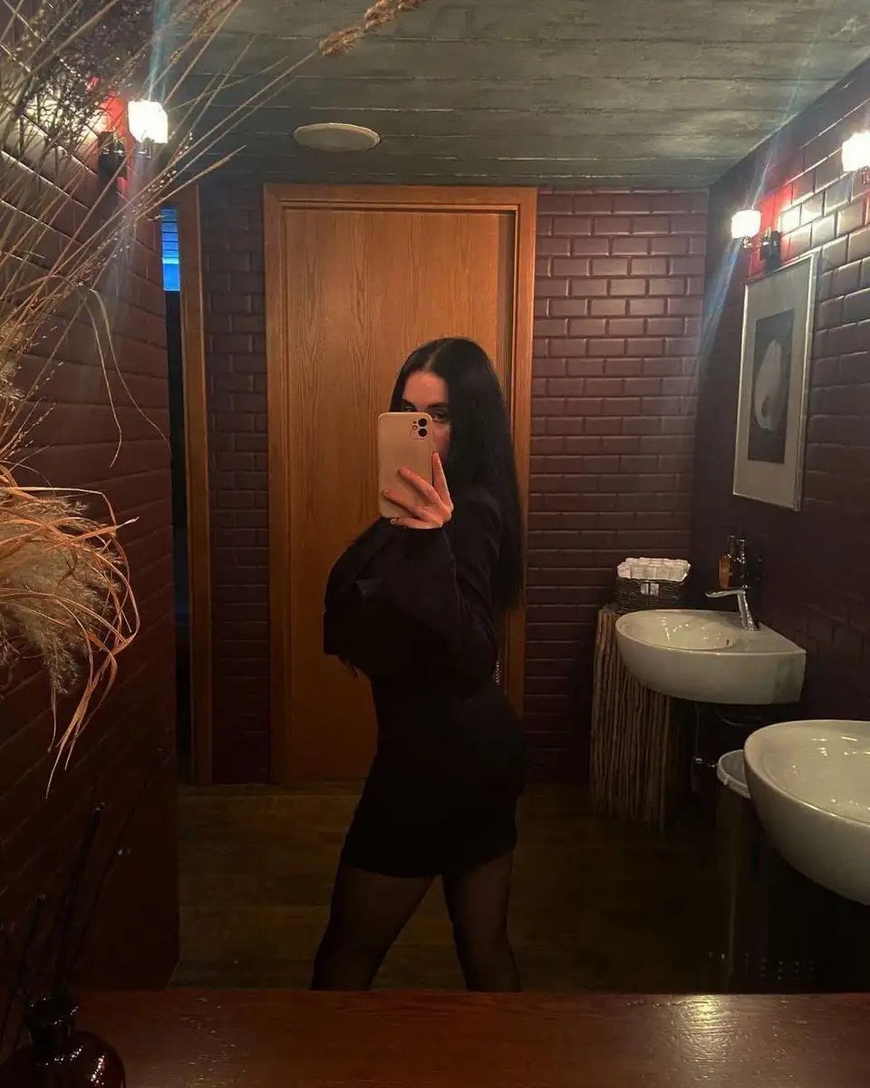 Viola escort in Dubai